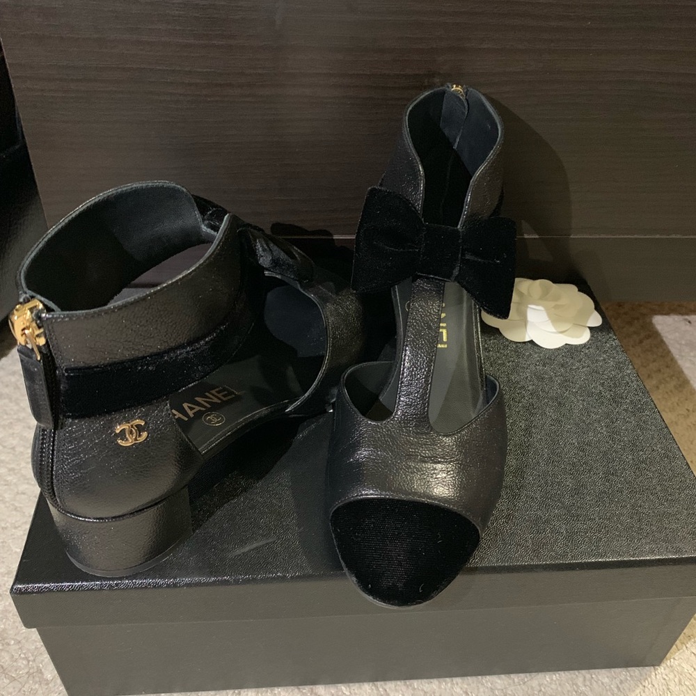Chanel Lambskin cap toe pumps Size 5US